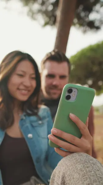 Smějící Pár Selfie Mobilním Telefonu — Stock fotografie