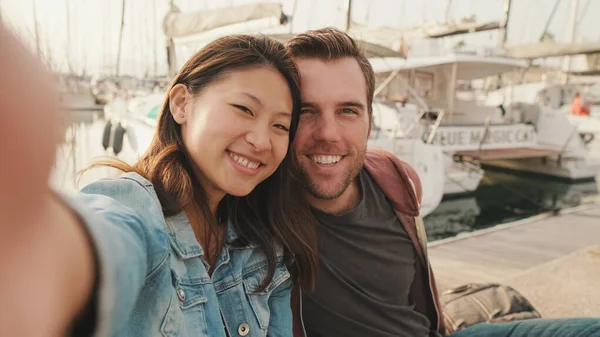 Romantisch Paar Zit Pier Jacht Achtergrond Neem Een Selfie — Stockfoto
