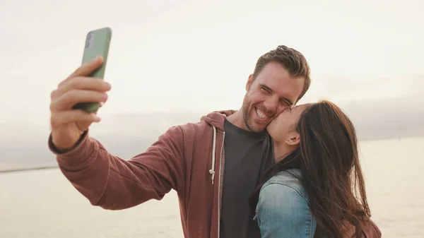 Pareja Enamorada Abrazándose Hace Selfie Mientras Está Pie Playa — Foto de Stock