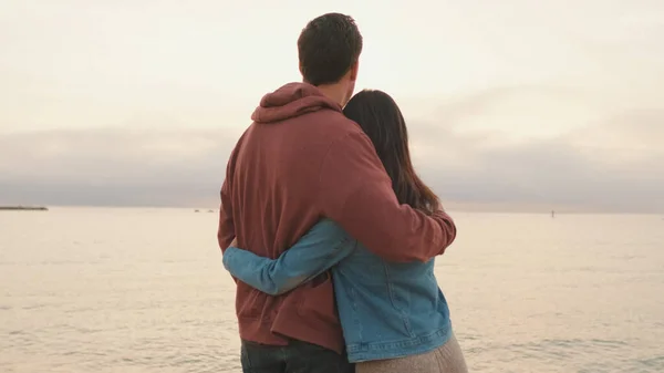 Deniz Manzaralı Arka Planda Birbirine Sarılan Genç Bir Çift Arka — Stok fotoğraf