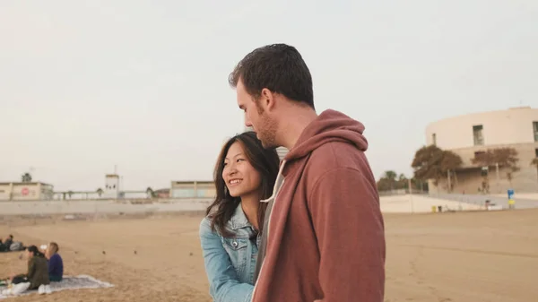 男人和女人站在海滩上聊天 — 图库照片