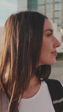 Kameraya bakıp gülümseyen bir kızın yakın çekimi.