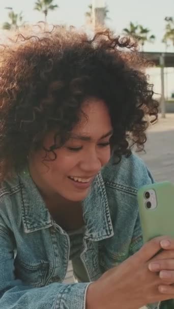 Usmívající Dívka Fotografování Mobilním Telefonu Zatímco Stojí Ulici — Stock video