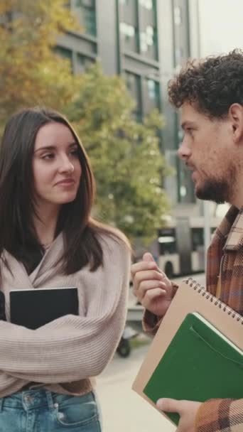 Öğrenci Çift Sokakta Dikilirken Sohbet Ediyorlar — Stok video