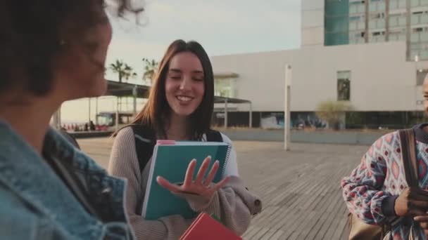 Веселі Студенти Розмовляють Стоячи Надворі Книгами Руках — стокове відео