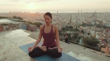 Eski kasaba geçmişini düşünen bir kız.