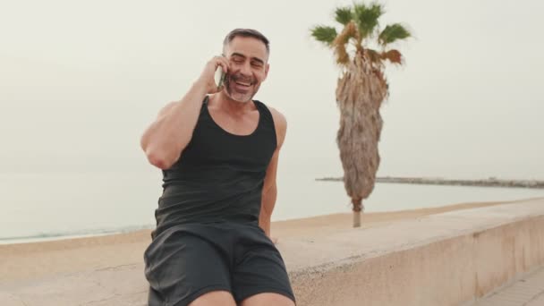 Mature Homme Vêtements Sport Parler Sur Téléphone Mobile — Video