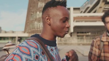 Sokakta dikilirken konuşan öğrencilerin yakın çekimi