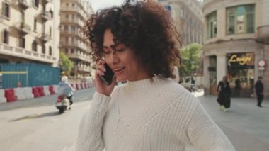 Kapat şunu, genç bayan cep telefonuyla konuşuyor.