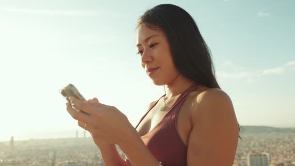 Крупним Планом Щаслива Атлетична Жінка Використовує Мобільний Телефон Стоячи Точці — стокове відео