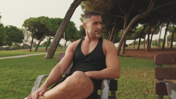 Uomo Maturo Gode Relax Mentre Seduto Nel Parco — Video Stock