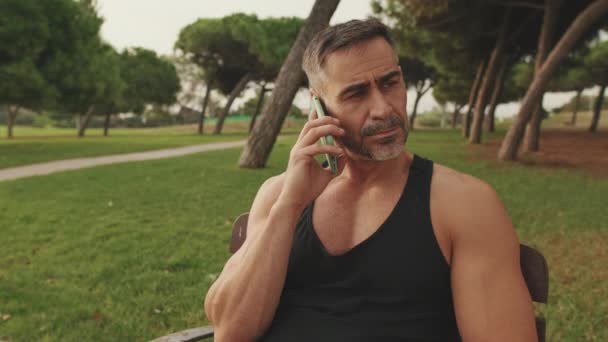 Hombre Mediana Edad Ropa Deportiva Hablando Por Teléfono Móvil — Vídeo de stock