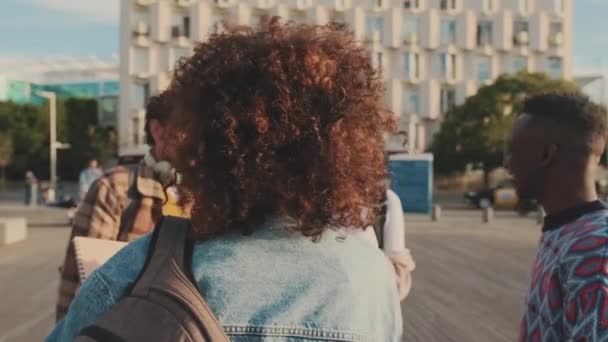 Jovens Conversando Rindo Enquanto Estão Lado Fora Rua Câmera Move — Vídeo de Stock