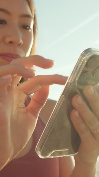 Vertical Video Detailní Záběr Rukou Mladé Ženy Pomocí Mobilního Telefonu — Stock video