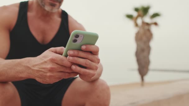 Închiderea Mâinilor Sex Masculin Folosind Telefonul Mobil — Videoclip de stoc