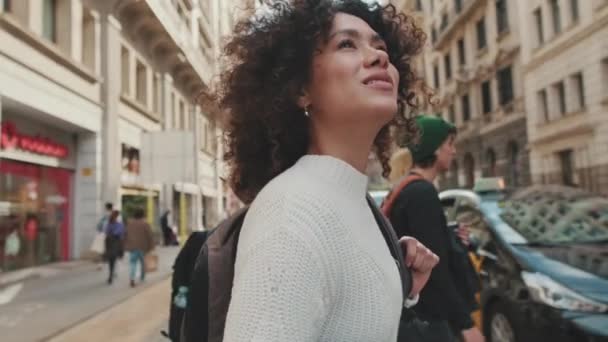 Genç Bayan Turist Yaya Geçidi Boyunca Yürüyor — Stok video