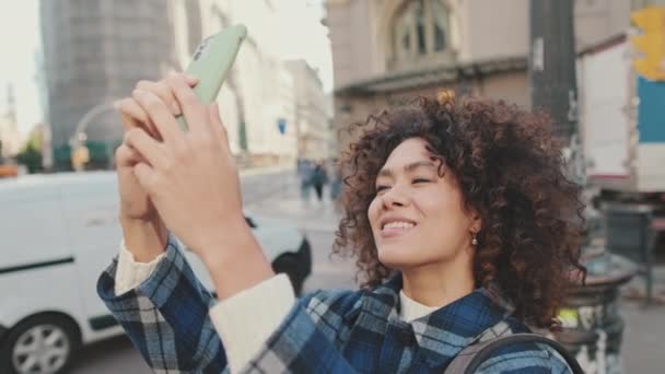 Menina Feliz Leva Uma Selfie Telefone Celular — Vídeo de Stock