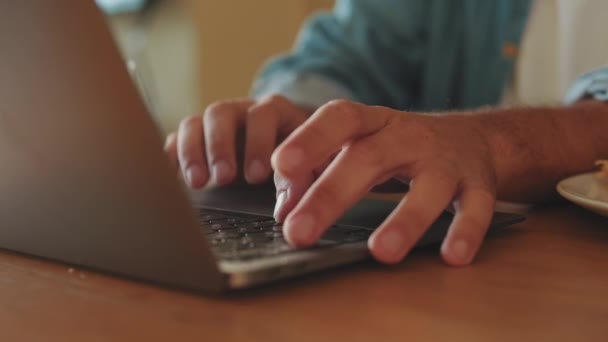 컴퓨터에서 일하는 미상의 남성의 클로즈업하는 — 비디오