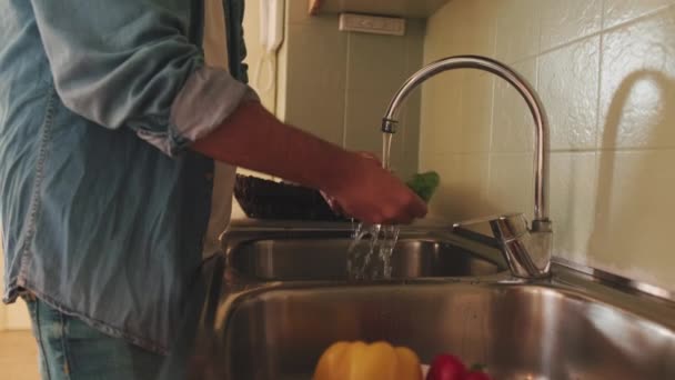 Close Van Handen Van Jonge Man Groenten Wassen Keuken — Stockvideo