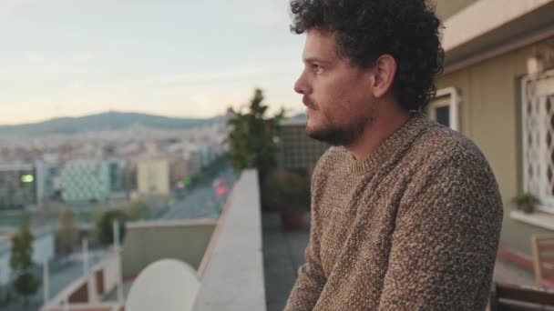 Calme Jeune Homme Tient Sur Balcon — Video