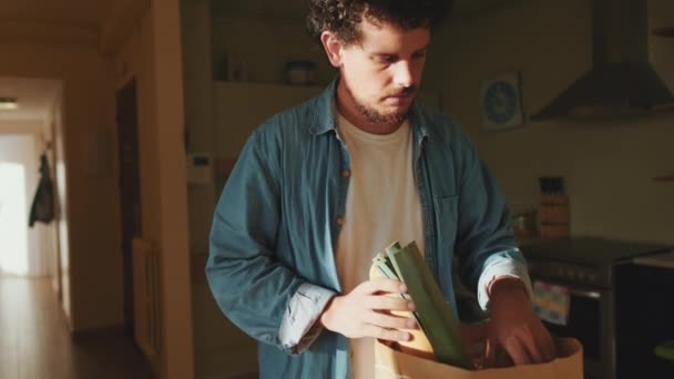 Unge Man Packa Upp Produkter Köket Sin Lägenhet — Stockvideo
