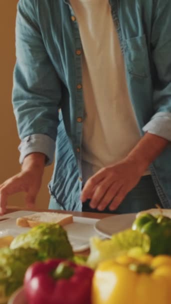 Крупним Планом Руки Молодого Чоловіка Готує Бутерброд Стоячи Кухні — стокове відео