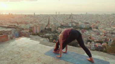 Şafak vakti eski şehrin arka planında gözcülük yapan kız.