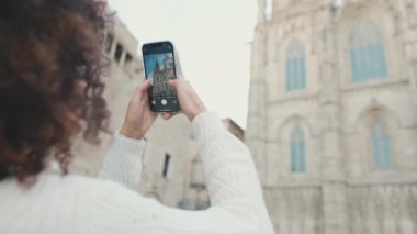 Yaklaş, genç bayan fotoğraf çekiyor.