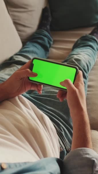 Jeune Homme Couché Sur Canapé Utilise Téléphone Mobile Avec Clé — Video