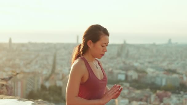 年轻女子在观景台练瑜伽时放松 — 图库视频影像