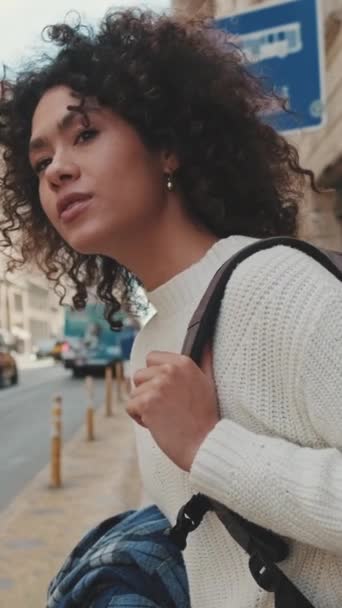 Вертикальное Видео Молодая Туристка Ждет Такси — стоковое видео