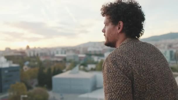 Молода Людина Стоїть Балконі — стокове відео