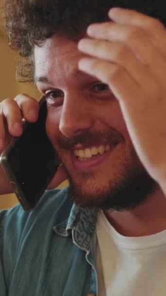 Крупним Планом Радісний Молодий Чоловік Говорить Мобільному Телефоні Всередині — стокове відео
