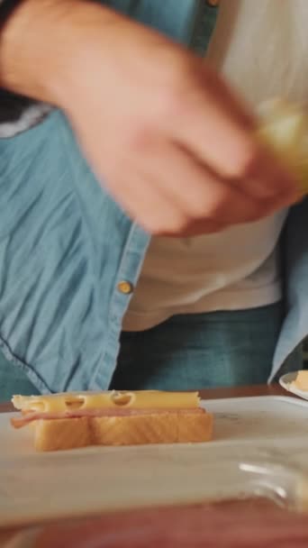 Gros Plan Des Mains Jeune Homme Train Cuisiner Sandwich Debout — Video