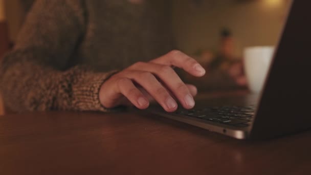 Dizüstü Bilgisayar Kullanırken Fincandan Kahve Içen Tanınmayan Genç Bir Erkeğin — Stok video