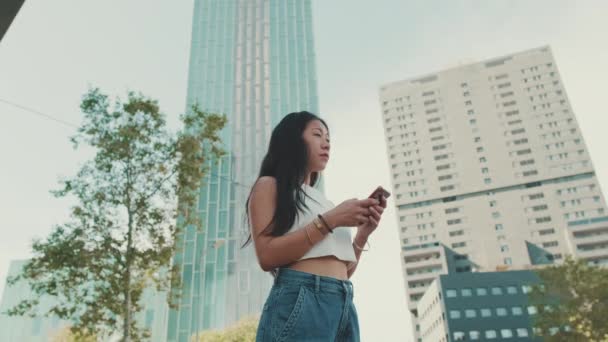 Mujer Joven Utiliza Aplicación Mapa Teléfono Móvil Mientras Que Pie — Vídeos de Stock