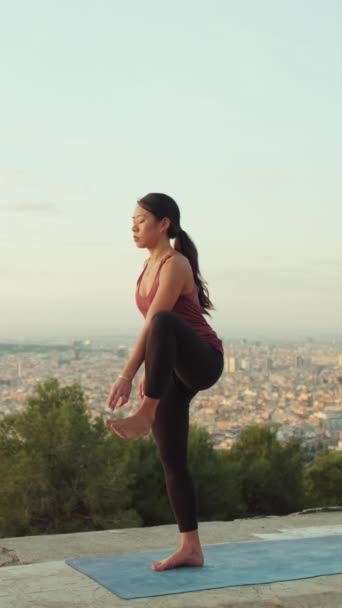Vertical Video 黎明时分 女孩用一条腿练习瑜伽 — 图库视频影像