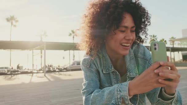 Menina Sorridente Tirando Uma Foto Telefone Celular Enquanto Estava Rua — Vídeo de Stock