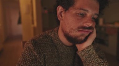 Dizüstü bilgisayarın yanında uyuyan genç adamın yakın çekimi.