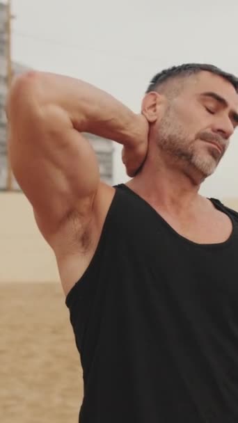中年の男は首の筋肉のための演習を行う — ストック動画