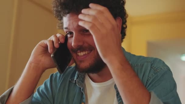 Nahaufnahme Eines Fröhlichen Jungen Mannes Der Inneren Mit Dem Handy — Stockvideo