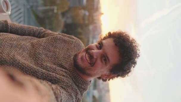Szczęśliwy Młody Człowiek Stoi Balkonie Robi Selfie Przez Telefon Komórkowy — Wideo stockowe