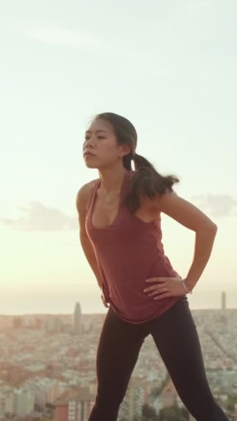 Meisje Dat Yoga Beoefent Bij Het Uitkijkpunt Bij Zonsopgang — Stockvideo