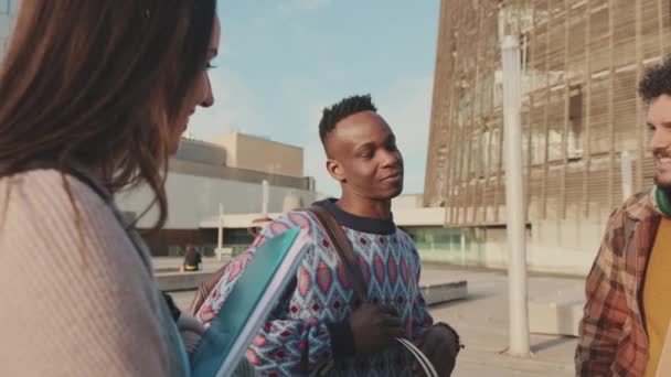 Empat Siswa Muda Berdiri Jalan Yang Cerah Berkomunikasi Berbagi Cerita — Stok Video
