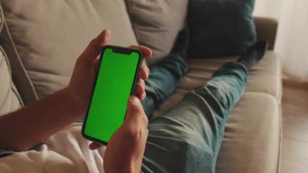 Kanepeye Uzanmış Cep Telefonu Kullanan Bir Adamın Ellerini Yakın Plan — Stok video