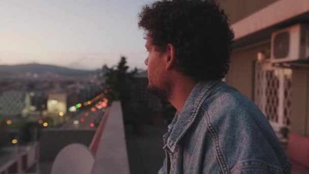 Крупним Планом Молодий Чоловік Стоїть Балконі — стокове відео
