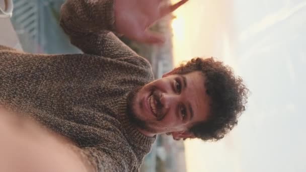 Młody Człowiek Stoi Balkonie Wykonuje Wideo Połączenie Telefonem Komórkowym — Wideo stockowe