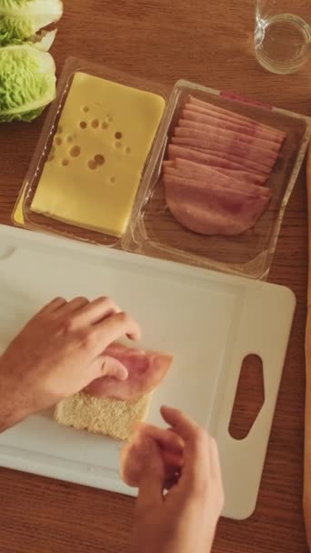 Närbild Händer Ung Man Matlagning Smörgås Stående Köket — Stockvideo
