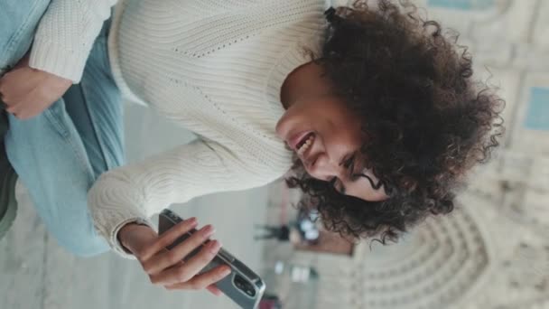 Jonge Vrouw Kijkt Naar Een Video Een Mobiele Telefoon — Stockvideo