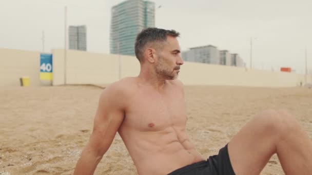 Ώριμος Άνδρας Οδηγεί Υγιεινό Τρόπο Ζωής Κάθεται Στην Άμμο Στην — Αρχείο Βίντεο
